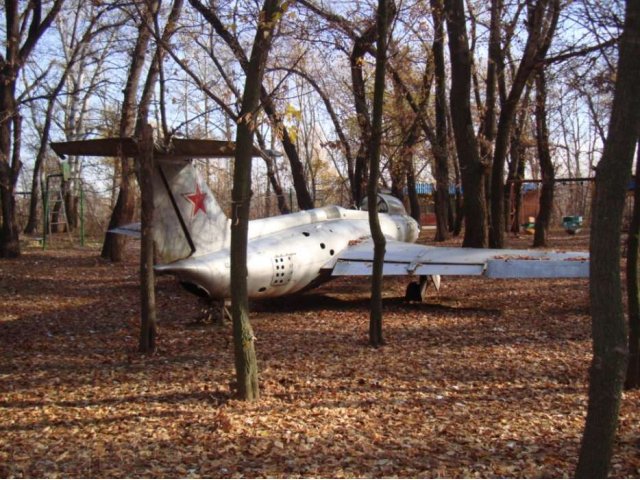 Планер самолета Л-29 в городе Средняя Ахтуба, фото 2, Воздушный транспорт