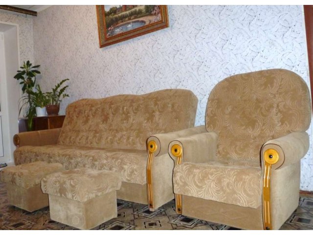 Диван, кресло, 2 пуфика в городе Энгельс, фото 1, стоимость: 18 000 руб.
