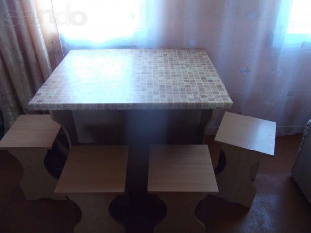 стол и табуретки в отличном состоянии,с доставкой в городе Улан-Удэ, фото 1, Столы и стулья