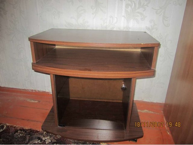 Продам тумбочку в городе Мурманск, фото 1, Прочая мебель для гостиной