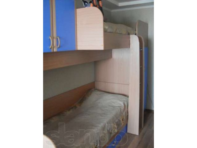 Продам детскую двухэтажную кровать, цвет синий, со шкафами в городе Канск, фото 1, Кровати