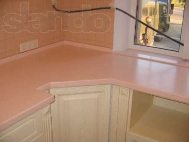Столешница розовый камень. Розовая столешница для кухни. Розовая столешница из искусственного камня. Столешница розовый мрамор. Стык столешницы и стены на кухне.