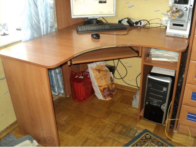 угловой компьютерный стол в городе Ижевск, фото 1, стоимость: 1 100 руб.