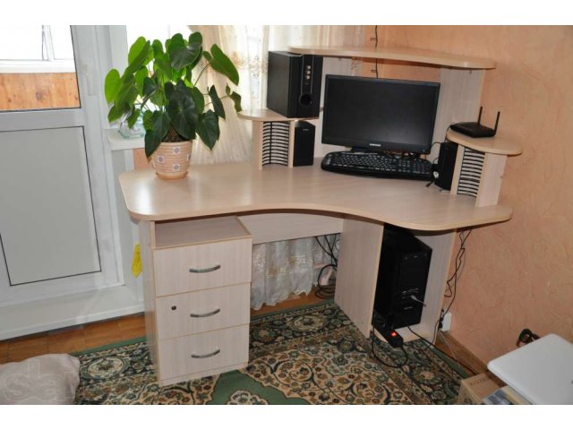 Продается угловой компьютерный стол в городе Видное, фото 1, стоимость: 3 000 руб.