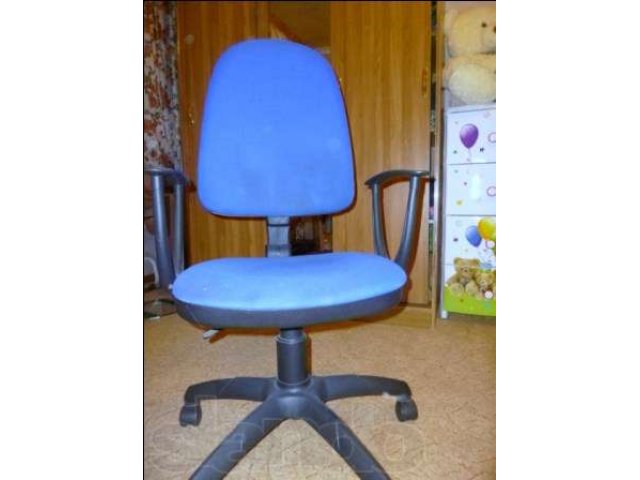 Продам новый компьютерный стул, цвет синий, 1500 руб. в городе Сургут, фото 1, стоимость: 1 500 руб.