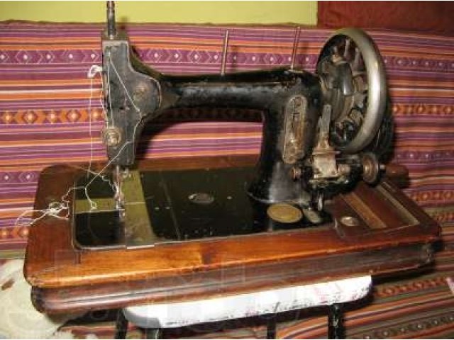 Антикварная швейная машина 