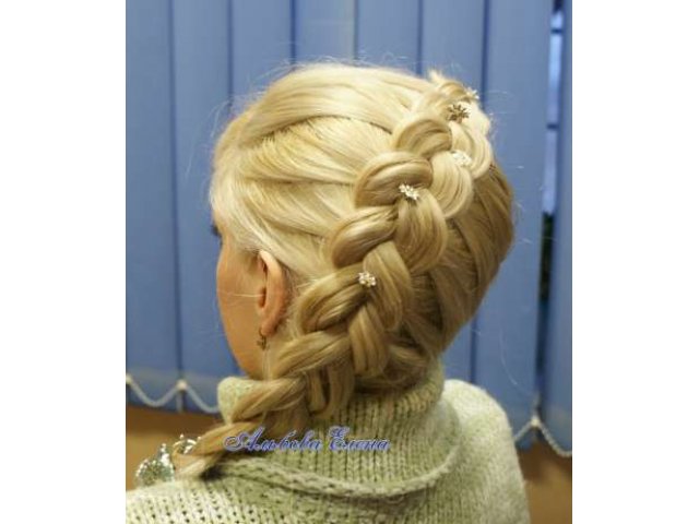 Прически с элементами плетения кос на торжественные мероприятия в городе Кострома, фото 4, Стрижка и наращивание волос