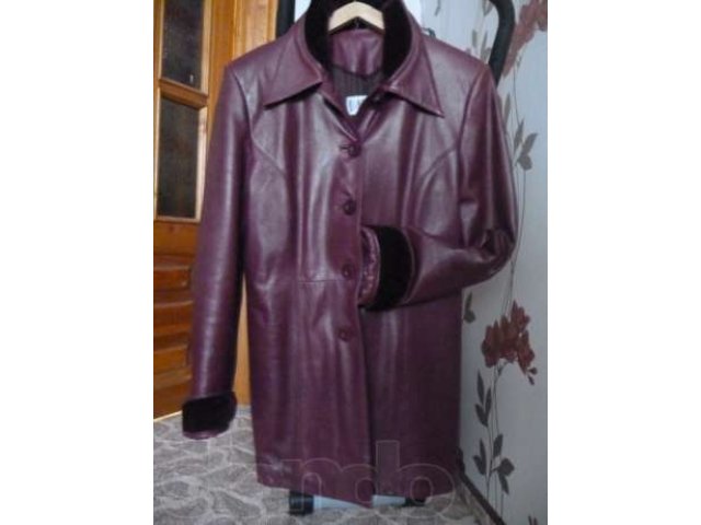 Отличная, удлиненная, кожаная куртка цвета бордо. в городе Нижневартовск, фото 1, стоимость: 5 000 руб.