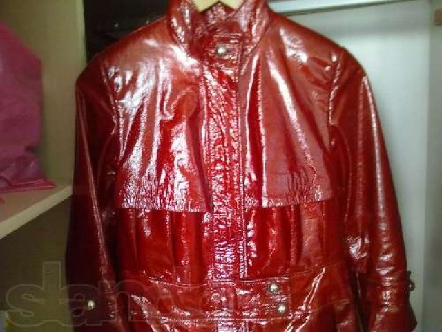 Яркий красный кожаный плащ под лак размер 42(xs) в городе Томск, фото 2, Женская одежда