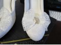 Белоснежные свадебные туфли на каблучке в городе Тюмень, фото 2, стоимость: 600 руб.