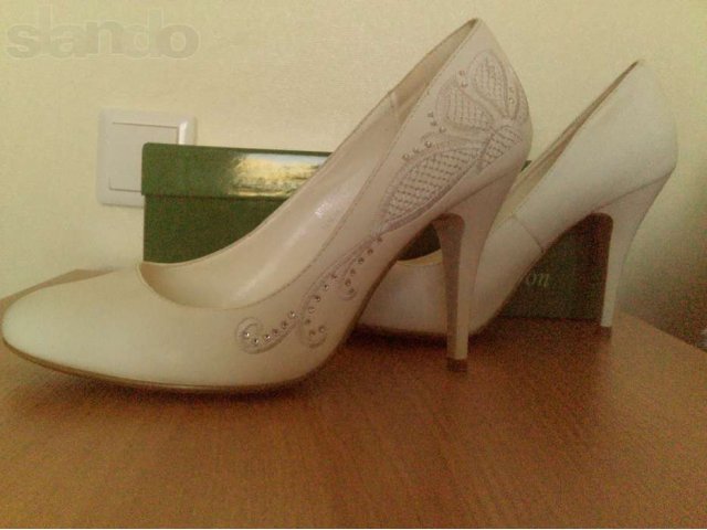 Свадебные белые туфли со стразами в городе Энгельс, фото 1, стоимость: 400 руб.