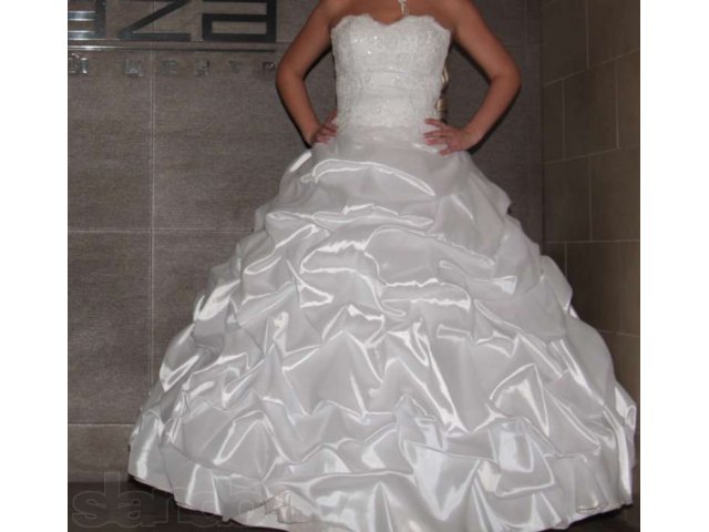 Продам свадебное платье в городе Тольятти, фото 1, стоимость: 5 000 руб.