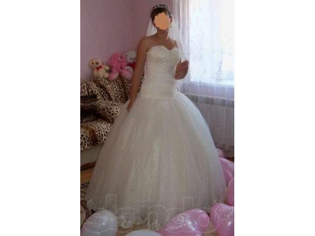 Свадебное платье с украшениями в городе Краснодар, фото 1, стоимость: 20 000 руб.