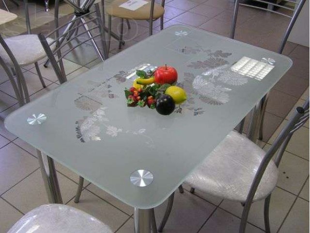 Авито краснодар столик. Стол стеклянный кухонный. Стол стекло для кухни. Стол кухонный стекло. Кухонный стол с каленым стеклом.