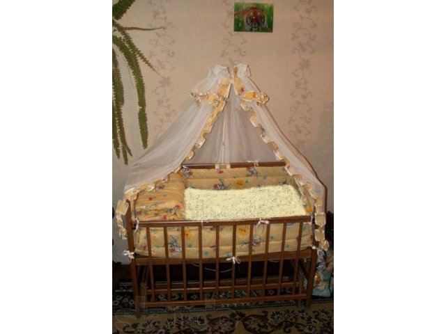 Продам деревянную кроватку - маятник с матрасом и с комплектом в крова в городе Биробиджан, фото 1, стоимость: 6 000 руб.