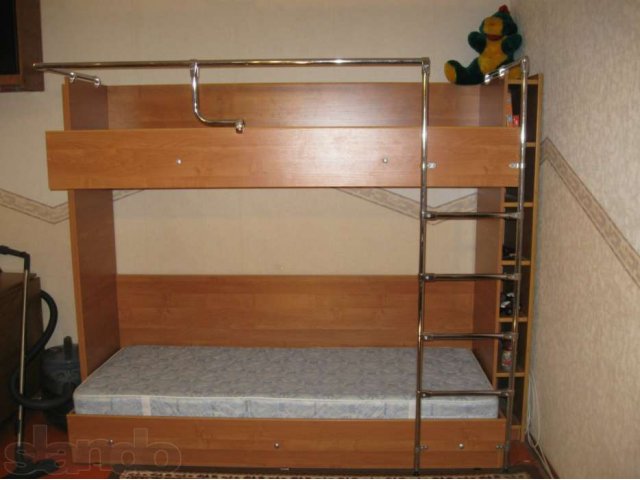 Продаю кровать 2-х ярусную(сделана на заказ),в отл. состоянии.Недорого в городе Энгельс, фото 1, стоимость: 9 500 руб.