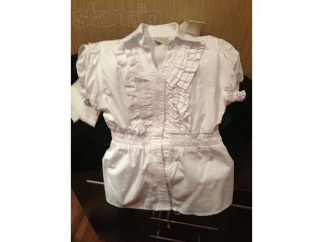 Продам белую блузку и сарафан для первоклассницы в городе Красноярск, фото 1, стоимость: 200 руб.
