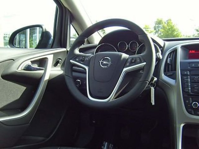 Продается автомобиль Opel Astra 2012 года в городе Москва, фото 4, Opel