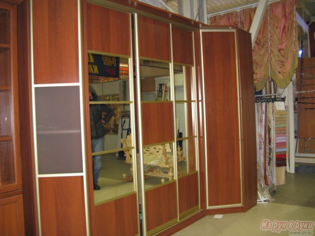 Продам шкафную группу ,  состоящую из трёх шкафов - углового ,  шкафа купе и торцевого в городе Москва, фото 1, Шкафы