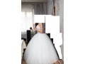 Пышное кипельно-белое платье с вышивкой и стразами в городе Саратов, фото 1, Саратовская область