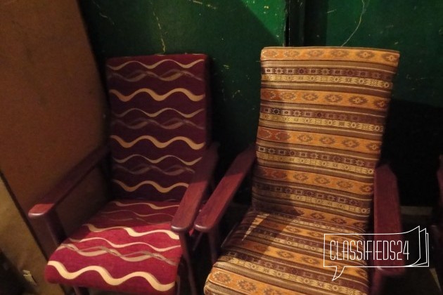 Кресло с деревянными подлокотниками в городе Новокузнецк, фото 1, стоимость: 4 500 руб.