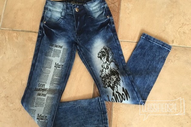 Стильные джинсы с модным принтом, новые, 122/128 в городе Хабаровск, фото 1, телефон продавца: +7 (924) 213-40-69
