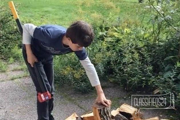 Мальчика рубят. Мальчик рубит дрова. Мальчик пилит дрова. Мальчик с дровами. Колет дрова.