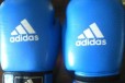 Боксёрские перчатки и шлем оригинал фирмы Adidas в городе Барнаул, фото 1, Алтайский край