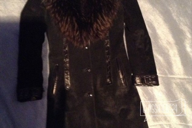Продаю замшевое пальто с воротником из енота в городе Барнаул, фото 1, телефон продавца: +7 (903) 912-79-85