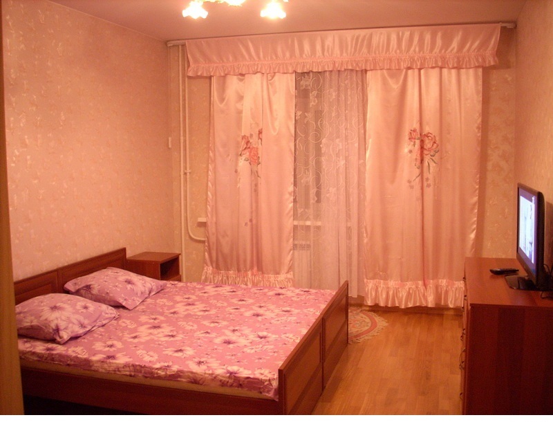 Сдаю чистую, уютную 1-комнатную квартиру на часы, сутки на пр. Ленина, 76 в городе Нижний Новгород, фото 1, Нижегородская область
