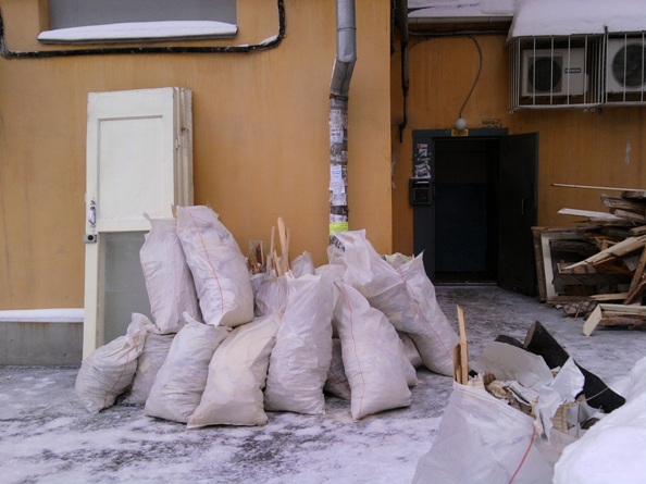вывоз строительного мусора в мешках т 464221 в городе Саратов, фото 1, телефон продавца: +7 (905) 031-81-68
