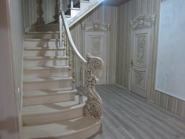 Лестницы деревянные из ясеня и дуба  изготовление на заказ в городе Москва, фото 1, стоимость: 300 000 руб.