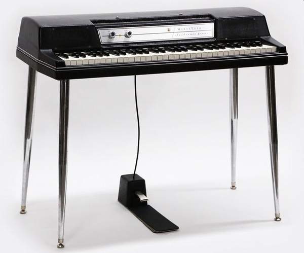 Продаю Rhodes Piano Mark1 Suitcase 88, Wurlitzer 200A, Hohner Clavinet D6, Moog Voyager в городе Тольятти, фото 3, Самарская область