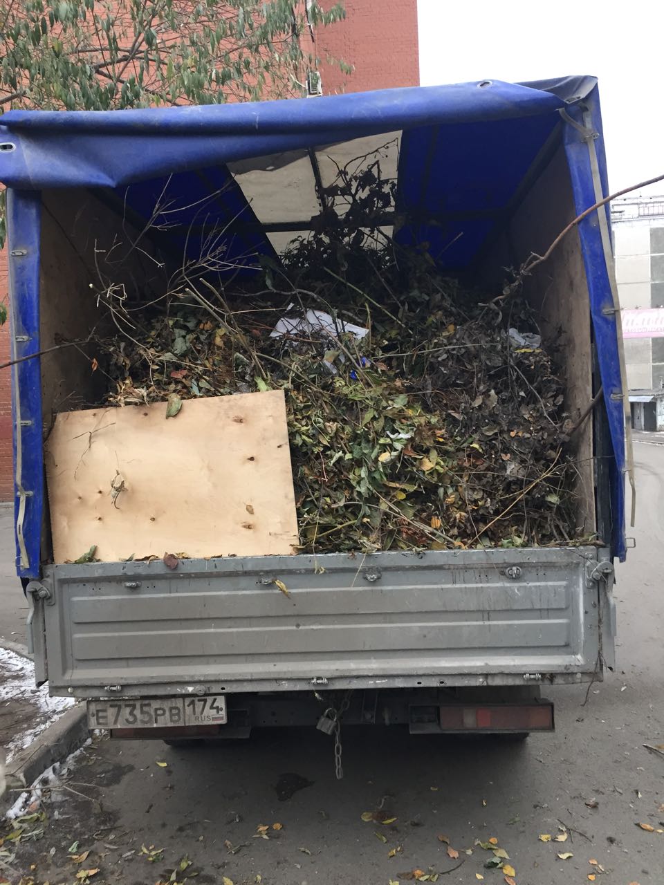 Вывоз мусора Вывоз старой мебели Вывоз веток в Омске в городе Омск, фото 2, телефон продавца: +7 (950) 333-25-25