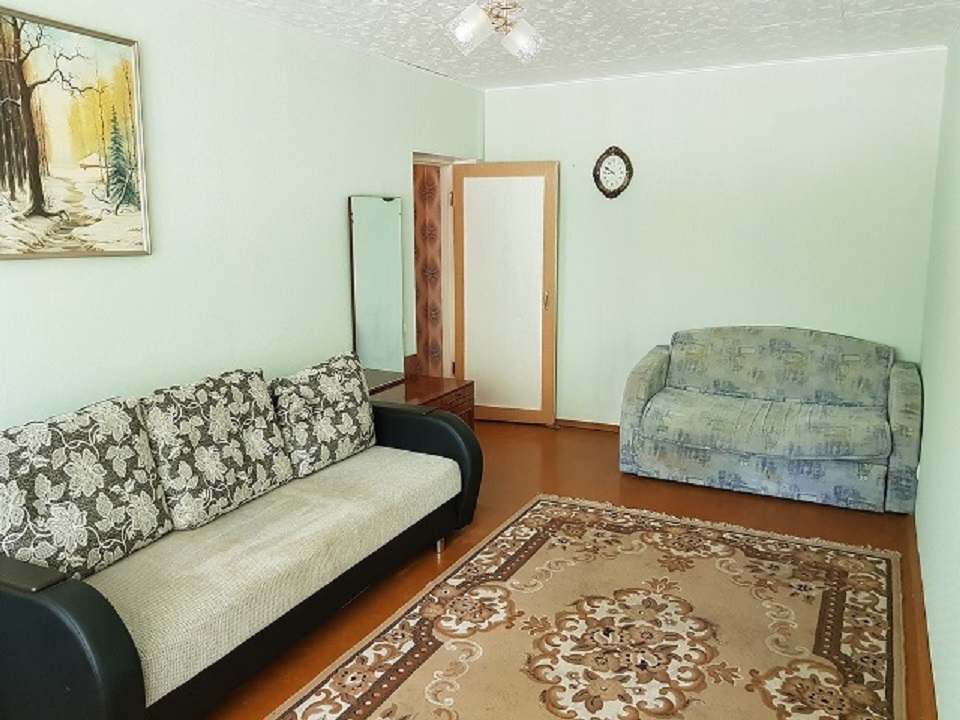 Продам двухкомнатную квартиру на первом этаже пятиэтажного дома в центре города в городе Аша, фото 1, стоимость: 1 350 000 руб.
