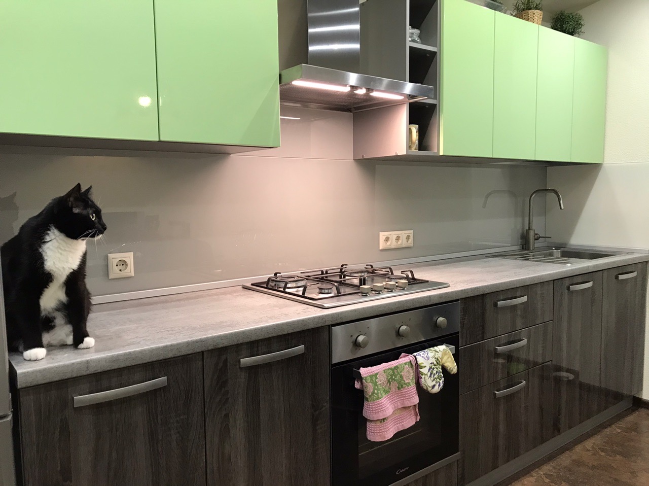 Однотонный стеклянный фартук под ключ в городе Екатеринбург, фото 1, телефон продавца: +7 (343) 328-79-89