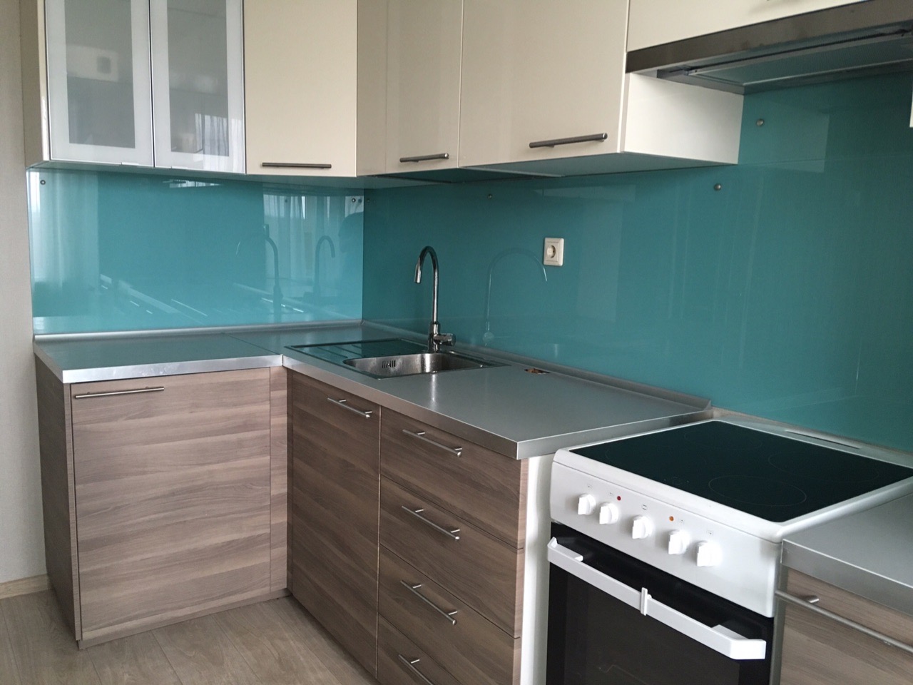 Однотонный стеклянный фартук под ключ в городе Екатеринбург, фото 5, Свердловская область