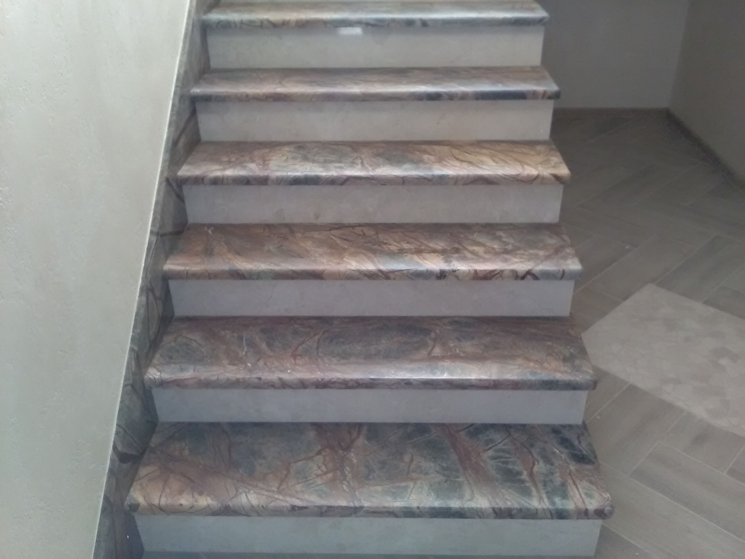 Лестницы из натурального камня мрамора и гранита. в городе Ватутинки, фото 7, стоимость: 12 000 руб.