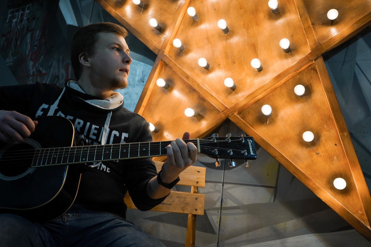 Как играть на гитаре с нуля в городе Новосибирск, фото 3, Музыка