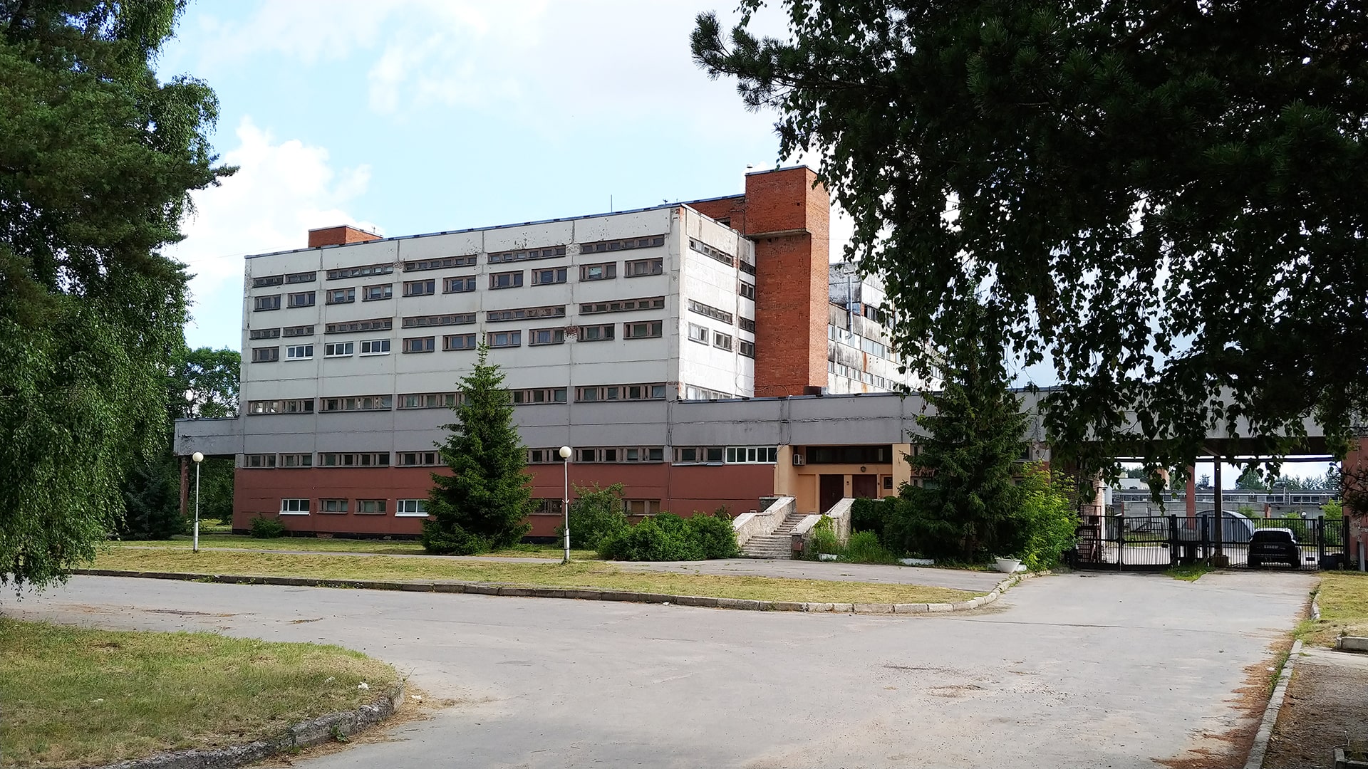 Здание производственного корпуса 8900 кв.м с участком продается в городе Кингисепп, фото 1, Ленинградская область