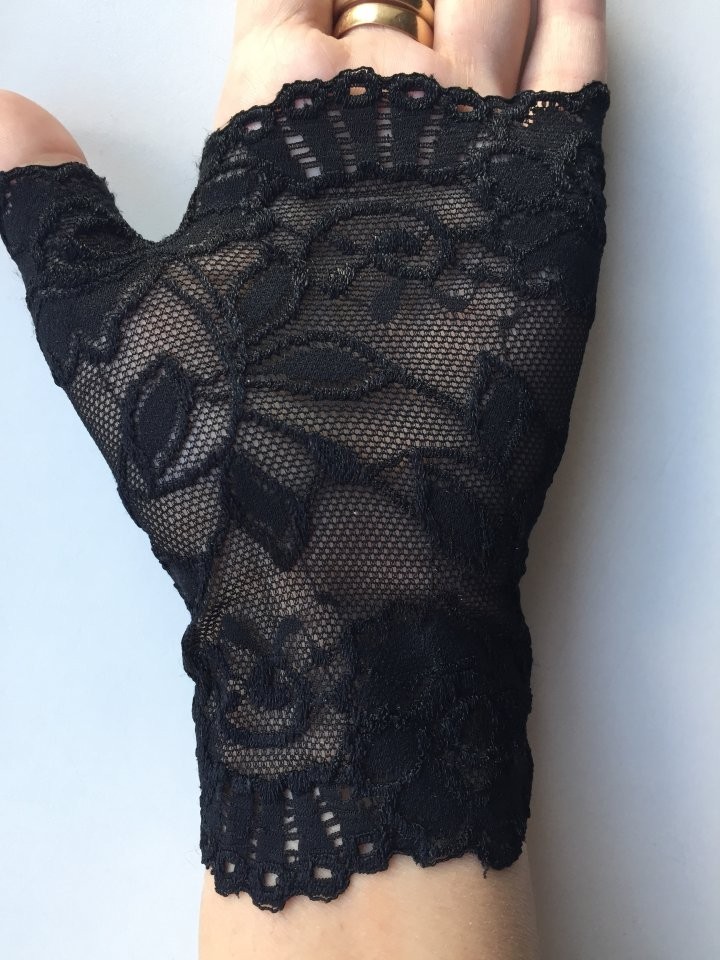 Перчатки митенки кружева чёрные стретч гипюр без пальцев женские аксессуары мода стиль размер 42 44 в городе Москва, фото 3, телефон продавца: +7 (905) 721-56-56